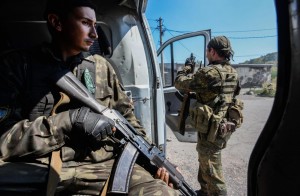 Ucraina, blindati russi sconfinano e Kiev chiede aiuti militari all'Europa