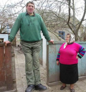 Morto Leonid Stadnik, l'uomo più alto del mondo: 2,57 centimetri