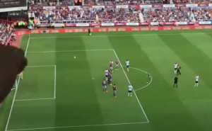 West Ham-Tottenham, tifoso entra in campo e calcia la punizione VIDEO