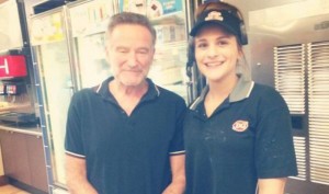 Robin Williams, triste e dimagrito insieme a una fan. La foto è stata pubblicata su Facebook lo scorso 30 giugno dalla pagina Facebook di una gelateria in Minnesota