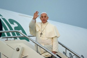 Papa Francesco in Albania: "Nessuno si faccia scudo di Dio"