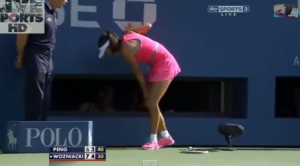 Us Open, la tennista cinese Shuai Peng crolla in campo per un crampo (video)