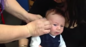 Neonato sente per la prima volta la voce dei genitori: prima piange, poi ride VIDEO