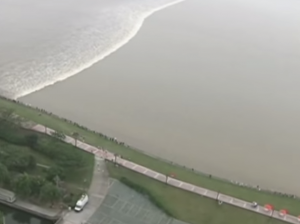 Cina, l'onda alta 20 metri che attraversa il fiume Qiantang 