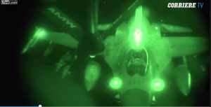 Usa attaccano Isis in Siria, il caccia F-16 fa rifornimento in volo VIDEO