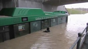Svezia, piogge torrenziali a Malmo: autobus sepolto dall'acqua, pompieri salvano passeggeri