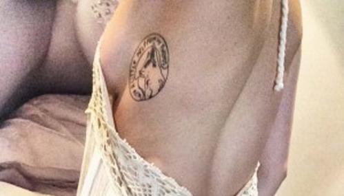 Miley Cyrus, dal vestito scollato si vede un seno. Selfie su Instagram, fan apprezzano