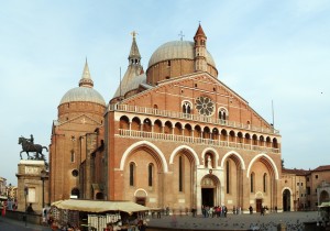 Padova, pregano Sant’Antonio in basilica e il bambino muto dice “mamma”