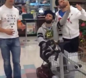 Pepito Rossi fa il rapper in un supermercato