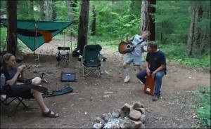 Usa, suona la chitarra in un parco: pipistrello con la rabbia lo morde VIDEO 