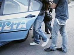 Bergamo: tombino come "deposito" di droga, arrestato spacciatore