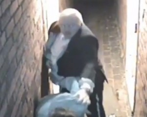 Torna a casa e trova i ladri: li butta fuori a pugni (VIDEO)