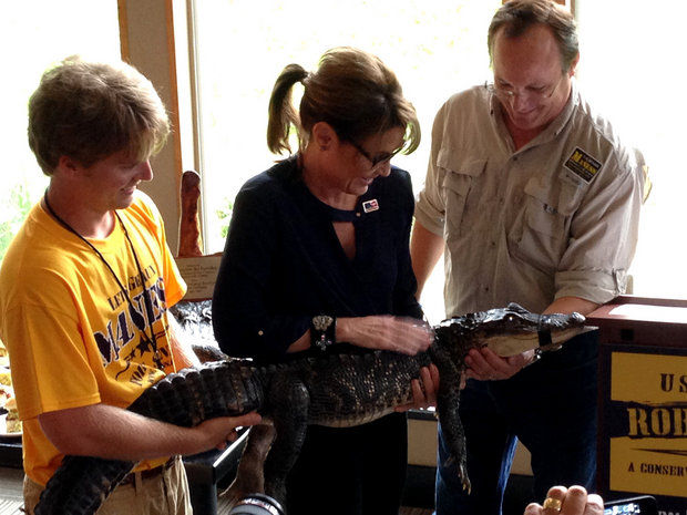 Sarah Palin serve carne di coccodrillo alla festa del candidato Tea Party 