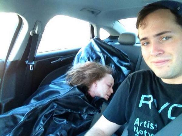 Selfie con la fidanzata morta rubata dall'obitorio: ma la foto è una bufala