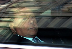 Blocco stipendi, Berlusconi convoca i poliziotti: "Vi aiuto io"