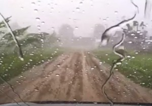 Il tornado arriva, lui fugge di casa e riprende tutto dall'auto VIDEO