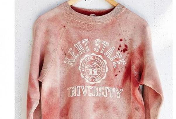 Urban Outfitters, felpa con macchie di sangue (finto): venduta poi rimossa