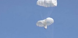 Paracadutisti russi restano impigliati dopo il lancio VIDEO