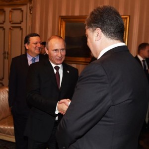 Putin-Poroshenko: "Incontro positivo". Renzi: "Droni ai confini ucraini"
