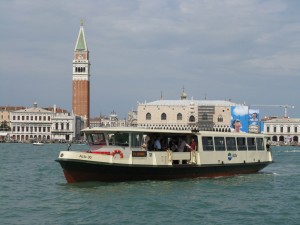 Venezia, incidente a vaporetto al Canale della Giudecca: feriti