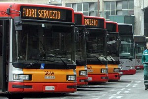 Roma, un bus su tre fermo in deposito: così Atac salta corse e fa ritardo