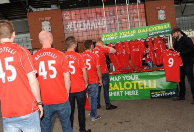 Balotelli: tifosi Liverpool restituiscono la maglia FOTO