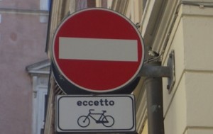 Ciclista contromano, Verona non perdona: multa da 162 euro