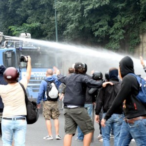 Corteo Napoli, video scontri tra polizia e Pulcinella Block Bce