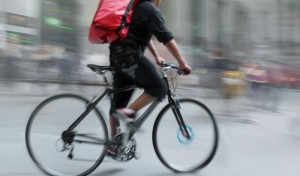 Bergamo, si schianta per evitare ciclisti contromano: non si fermano 