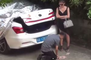 Cina, lancia soldi al marito inginocchiato: "A lavorare, niente sesso questo mese" VIDEO