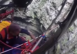 Croazia, entra con una  mongolfiera in una grotta profonda 206 metri VIDEO