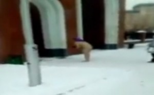 Nuda con in braccio neonato va in Chiesa: "Scacciavo gli spiriti maligni" VIDEO