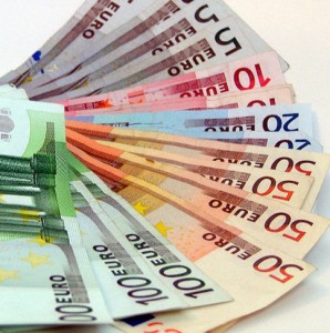 Francia sfora, Germania s'infuria: i soldi prendono paura