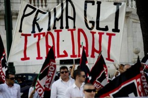 Forza Nuova in piazza a Napoli contro l'immigazione, tensione con polizia
