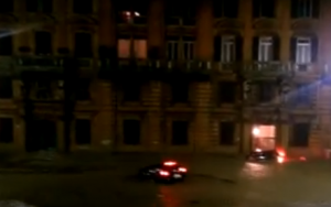 Alluvione Genova, auto vengono trascinate via dall'acqua: suonano gli antifurto VIDEO 