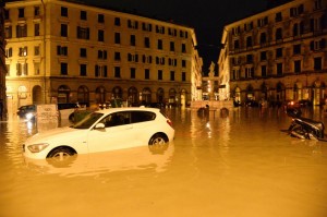 Alluvione Genova, l'acqua per ripulire le case dal fango sarà in bolletta