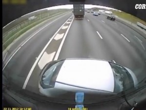 Londra. Auto sbaglia manovra in autostrada: finisce schiacciata dal tir VIDEO