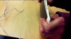 Gb, due ragazzini entrano nell'Apple Store e piegano il nuovo iPhone 6 Plus