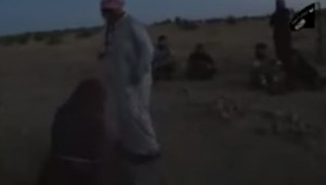 Isis, ultimo video: donna lapidata da suo padre: "Ha tradito il marito" 