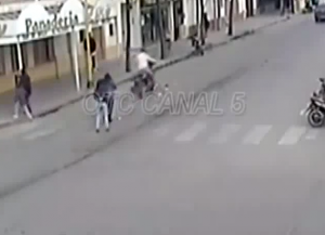 Argentina, motociclista investe bimbo nel passeggino sulle strisce VIDEO