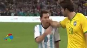 Brasile-Argentina, Kakà saluta Messi che reagisce male (VIDEO)