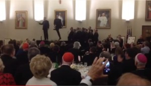 Sfida tra preti a colpi di tip tap: ballano davanti a vescovi e cardinali VIDEO