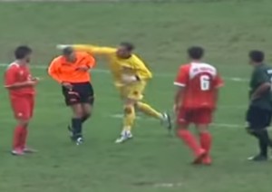 Portiere sferra un un pugno all'arbitro dopo ammonizione (VIDEO)