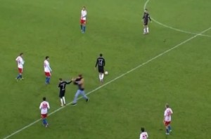 Frank Ribery colpito da invasore con una sciarpa VIDEO