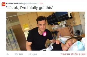 Robbie Williams show in sala parto: canta per la moglie Ayda in travaglio VIDEO