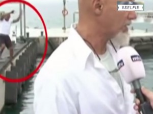 Riprende intervista col telefonino in un porto e cade in acqua VIDEO