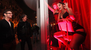 Torino, prostitute in vetrina: il "bordello" in scena al Teatro Colosseo