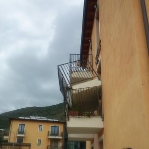 L'Aquila, sigilli al palazzo con il balcone crollato (foto Ansa)