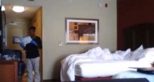 Cosa fanno le cameriere d'hotel mentre mettono in ordine le stanze? VIDEO
