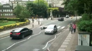 Abbey Road, donna investita da auto sulle strisce dei Beatles VIDEO